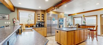 Lake- & mountain-view lodge with hot tub, rooftop deck & pool table, sleeps 10