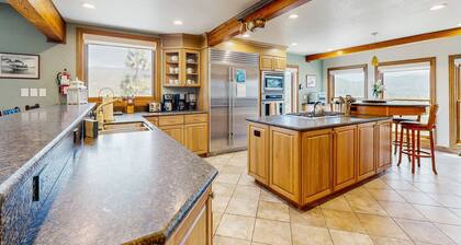 Lake- & mountain-view lodge with hot tub, rooftop deck & pool table, sleeps 10