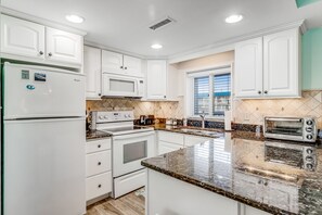 Geladeira, micro-ondas, fogão, cooktop