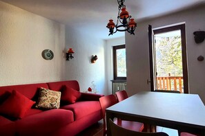 Living area - Apartment in very quiet location and convenient to the center (Courmayeur)