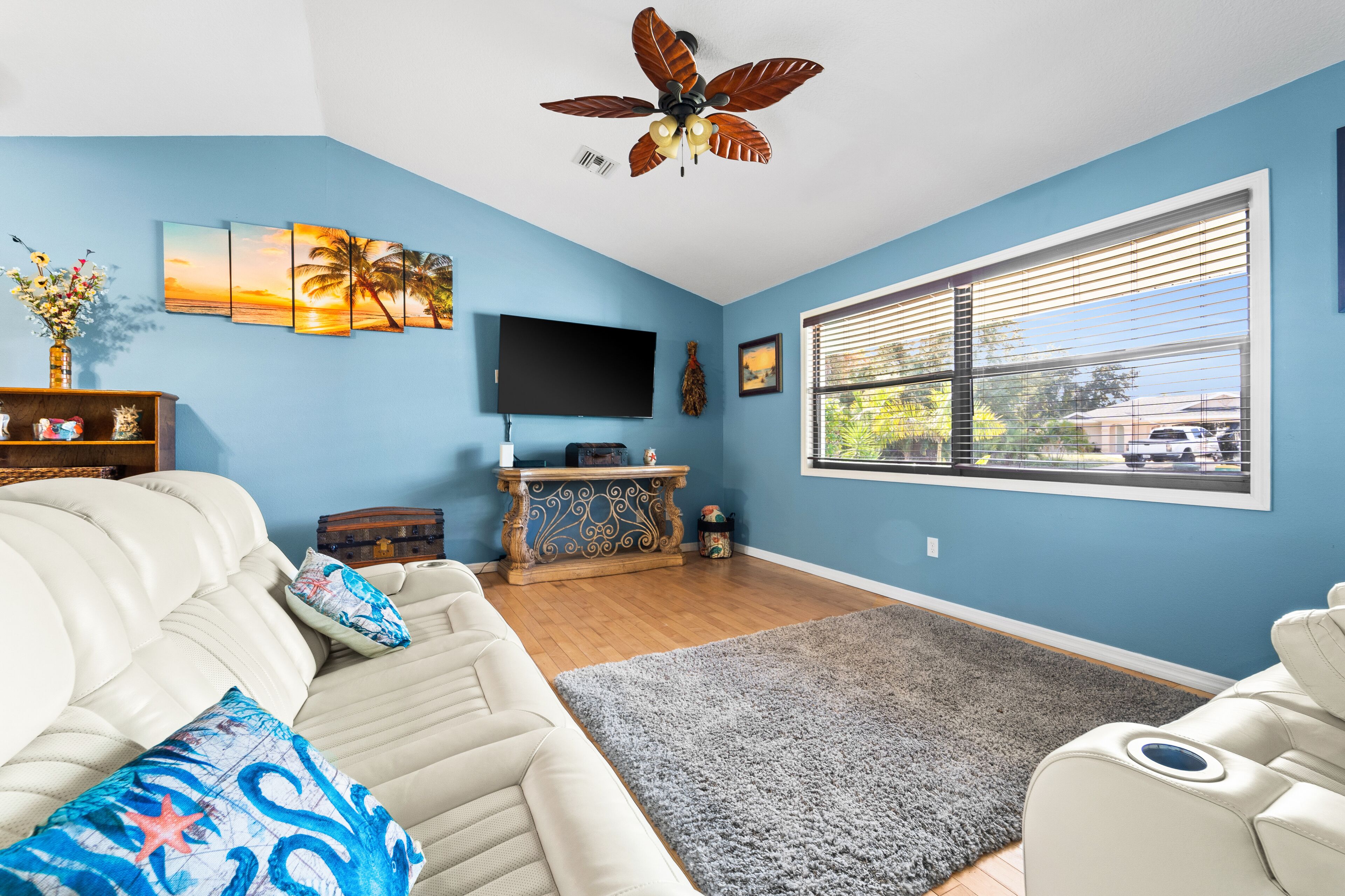 Sunny Snowbird-Friendly House w/ Private Hot Tub & Free WiFi - Dogs Welcome