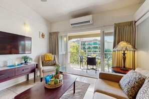 TV, tavolo da ping pong