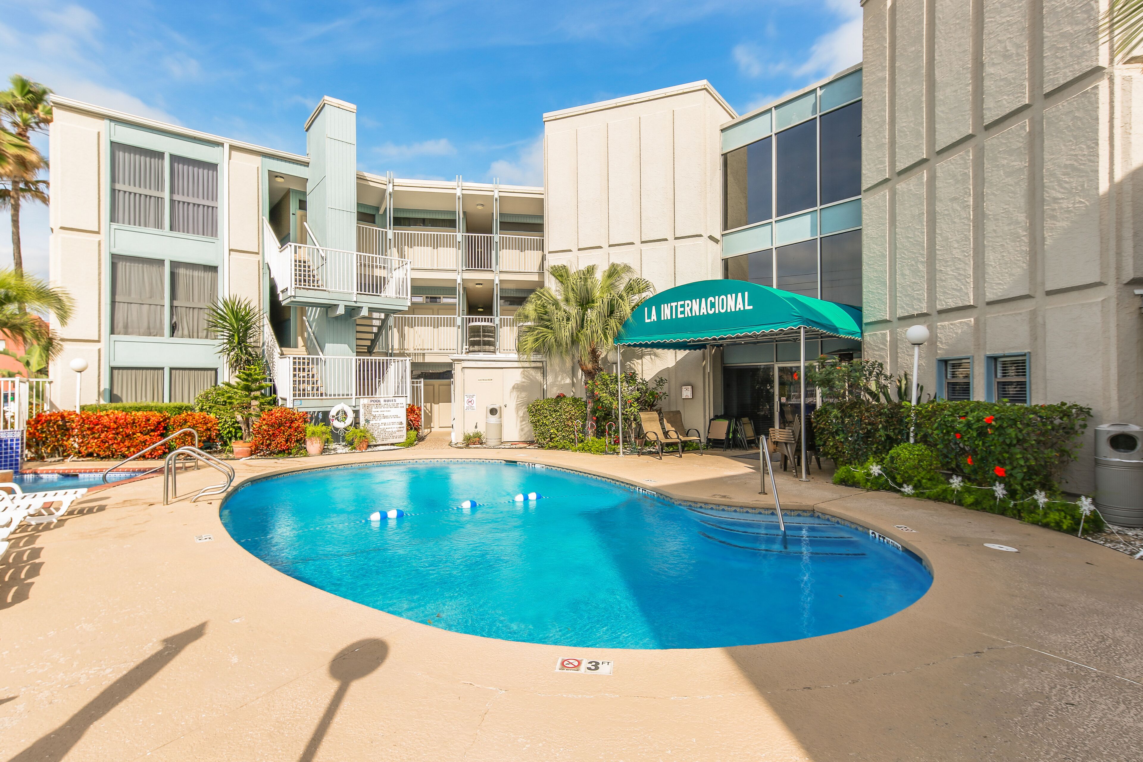 Well-Maintained Condo in Gulf-Front Complex with WiFi & Shared Hot Tub/Pool