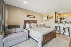 Interior - On-Site Skiing: Truckee Studio w/ Balcony (Truckee)