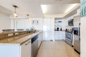 Réfrigérateur, four à micro-ondes, un four, surface de cuisson