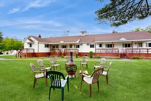 Terrace/patio - Comfortable motel rooms in a great location with shared resort amenities (Lincoln)