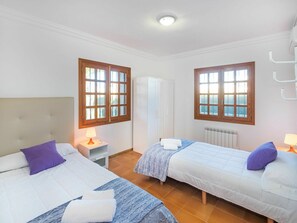 3 chambres, fer et planche à repasser, lit parapluie, Wi-Fi gratuit