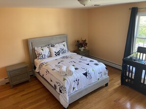 3 soverom, skrivebord, strykejern/-brett og reiseseng for barn