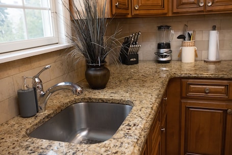 Fridge, microwave, oven, stovetop. Cozy and family house