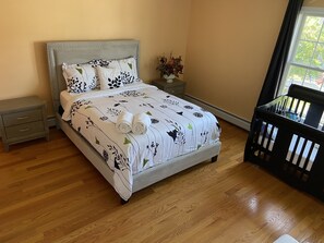 3 Schlafzimmer, Schreibtisch, Bügeleisen/Bügelbrett, Reisekinderbett