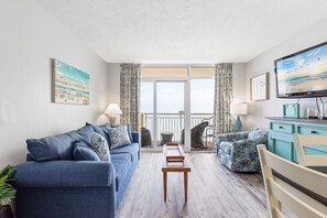 Televisión, reproductor de DVD y videoteca