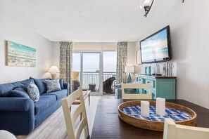 Televisión, reproductor de DVD y videoteca