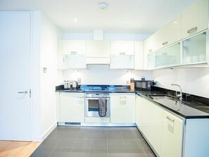 Private kitchen - Cosy apartment for 2 guests with WIFI, TV and balcony (London)