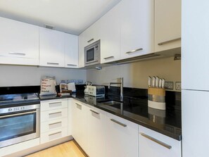 Mikrobølgeovn, ovn, oppvaskmaskin og brødrister