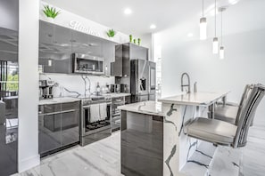 Großer Kühlschrank, Mikrowelle, Ofen, Herdplatte