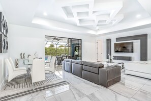 Fernseher, Tischfußball, Tischtennisplatte, Bücher