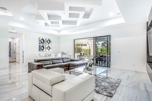 Fernseher, Tischfußball, Tischtennisplatte, Bücher