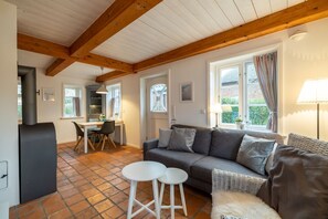 TV - Vacation apartment Oldsum - Take a vacation in the artists' village of Oldsum (Oldsum)