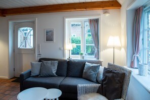 TV - Vacation apartment Oldsum - Take a vacation in the artists' village of Oldsum (Oldsum)