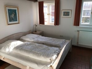 2 bedrooms, iron/ironing board, WiFi, bed sheets