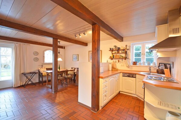 Frigorífico, horno, placa de cocina y lavavajillas