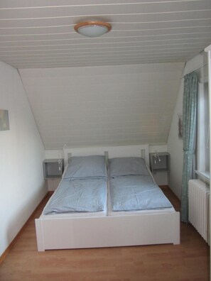 2 bedrooms, desk, WiFi, bed sheets