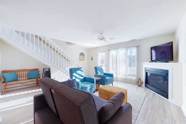 Télévision, cheminée, livres