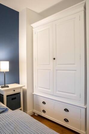 2 bedrooms, desk, iron/ironing board, WiFi