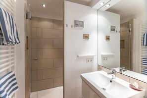 Douche, sèche-cheveux, serviettes fournies