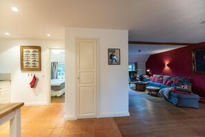 Unclassified image, 2 of 41, button