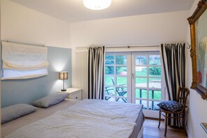 2 bedrooms, desk, iron/ironing board, WiFi