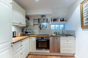 Fridge, oven, stovetop, dishwasher