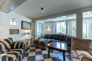 Una televisión, una chimenea, un reproductor de DVD