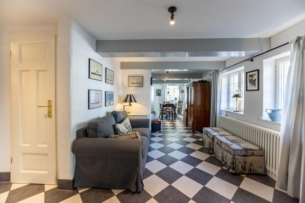 Télévision, cheminée, lecteur de DVD