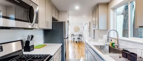 Réfrigérateur, four à micro-ondes, un four, surface de cuisson