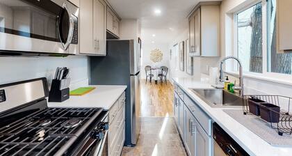 Downtown home base with W/D & deck - walk to University of Oregon & dog-friendly