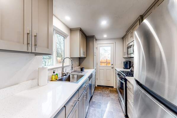 Réfrigérateur, four à micro-ondes, un four, surface de cuisson