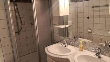 Dusche, Haartrockner, Handtücher
