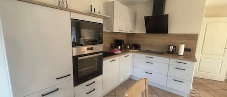 Kylskåp, mikrovågsugn, ugn och spishäll