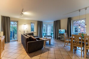 TV - Hüs Martens - Wohnung 3 - Urlaub Direkt am Strand mit Meerblick und 2 Balkonen (Wyk auf Föhr)