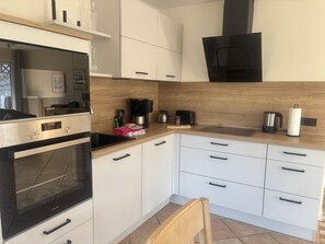 Fridge, microwave, oven, stovetop - Hüs Martens - Wohnung 3 - Urlaub Direkt am Strand mit Meerblick und 2 Balkonen (Wyk auf Föhr)