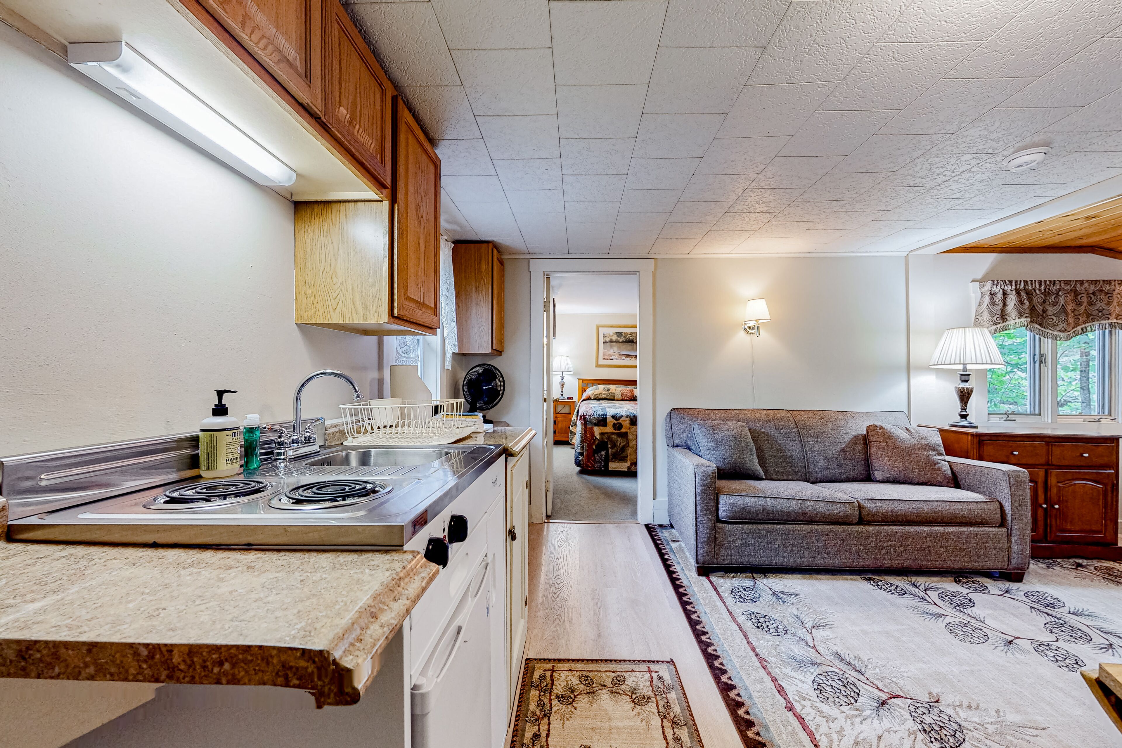 Refrigerador, microondas, parrilla de estufa y cafetera y tetera 