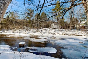 Property grounds - Cute Riverfront Cabin in Great Location w/ Shared Pool, Kitchenette, & Free WiFi (Lincoln)