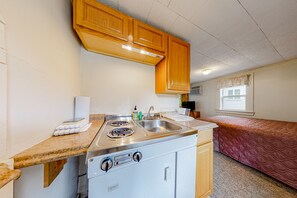 Een koelkast, een microgolfoven, een kookplaat