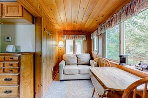 Télévision, cheminée, livres