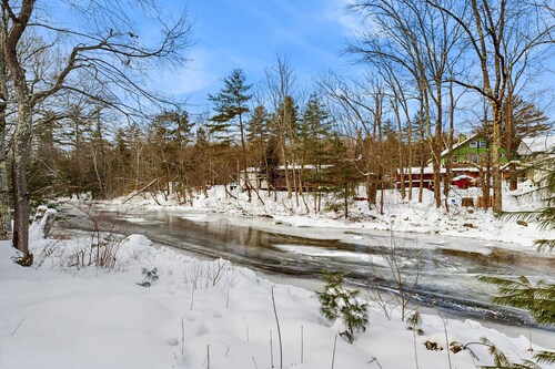 Family-Friendly Cabin w/ Shared Pool, WiFi, & Kitchenette - Close to Attractions