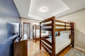 4 bedrooms, iron/ironing board, internet, bed sheets