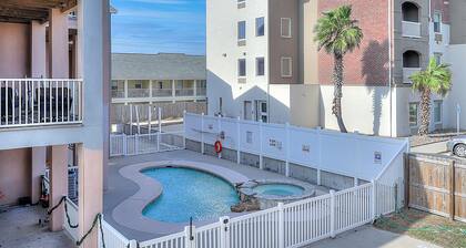 Spacious ocean view townhome with shared pool - Across the street from the beach