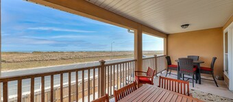 Spacious ocean view townhome with shared pool - Across the street from the beach