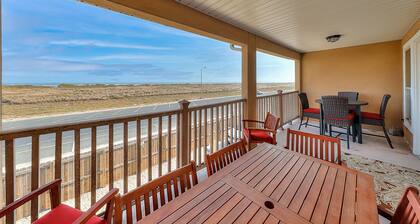 Spacious ocean view townhome with shared pool - Across the street from the beach